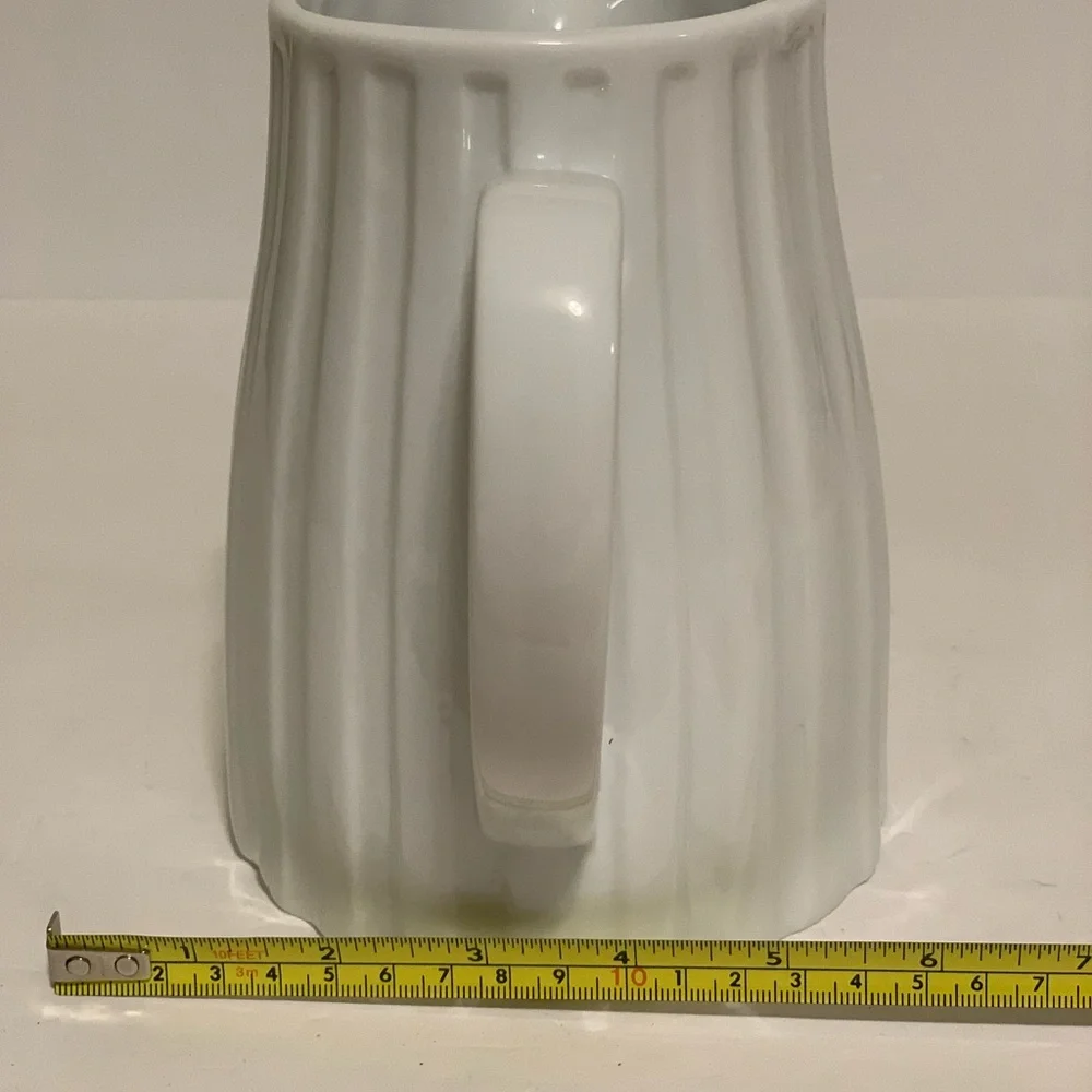 Beautiful 61/2” White Crate And Barrel Picture, Excellent Condition.